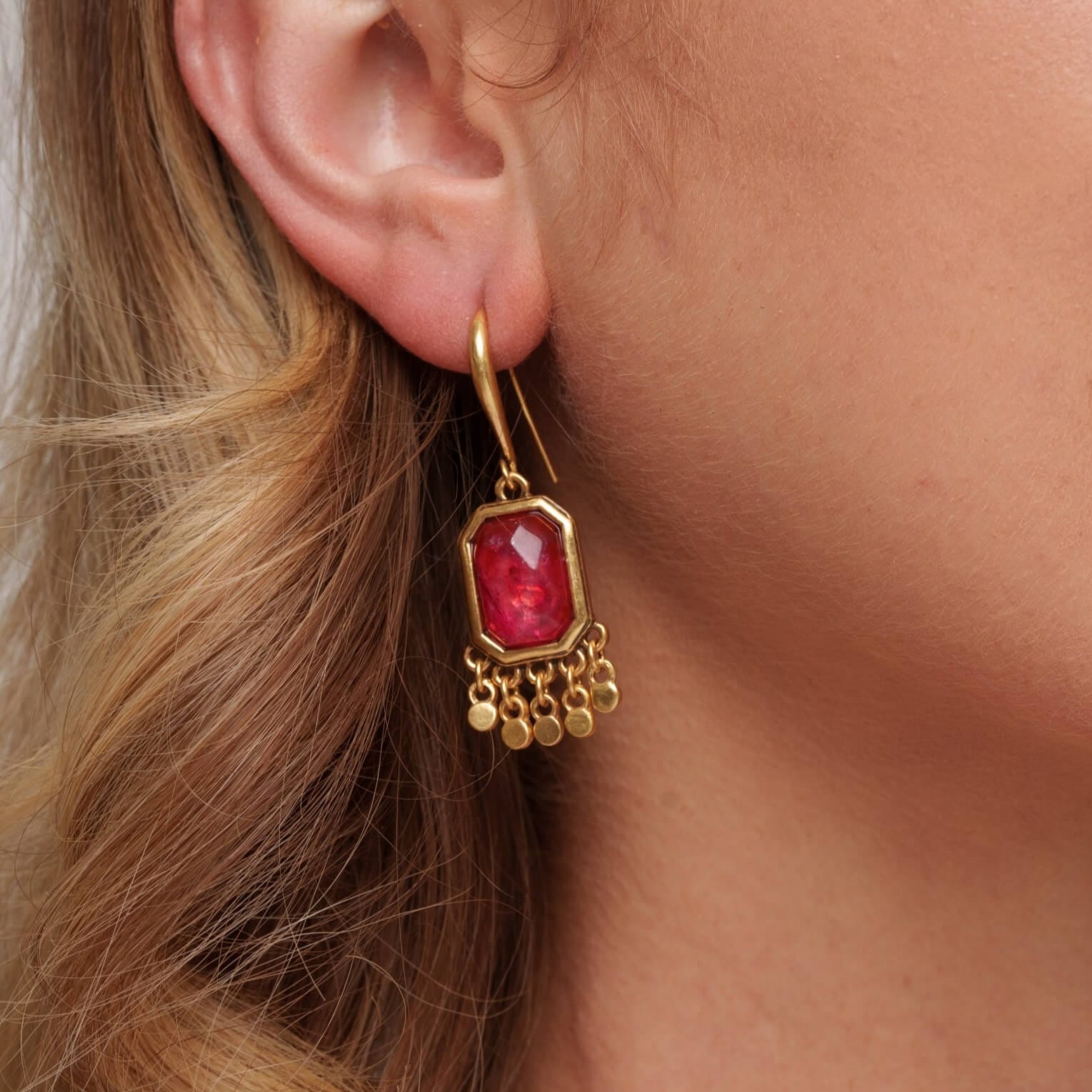 Pendientes de aro bañados en oro de 18 quilates con forma de llama