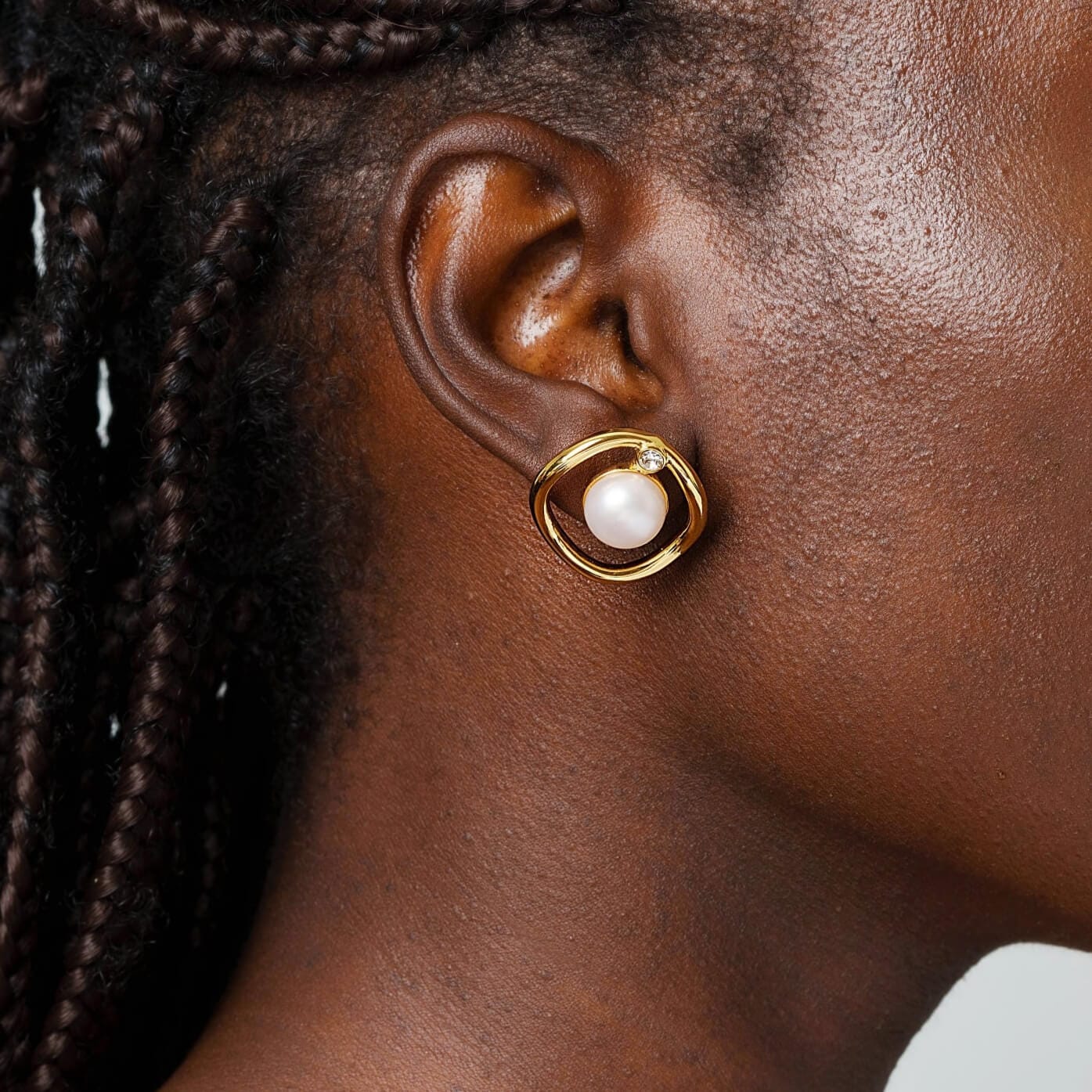 Elegante pendiente de orbe bañado en oro de 18 quilates