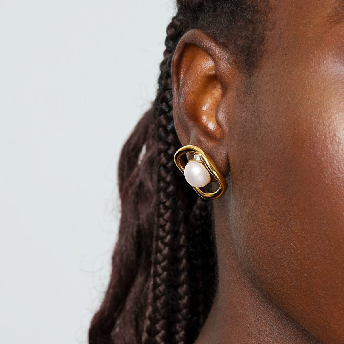 Elegante pendiente de orbe bañado en oro de 18 quilates