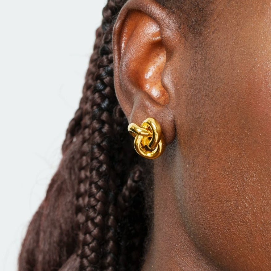 Pendiente Twisting bañado en oro de 18 quilates 